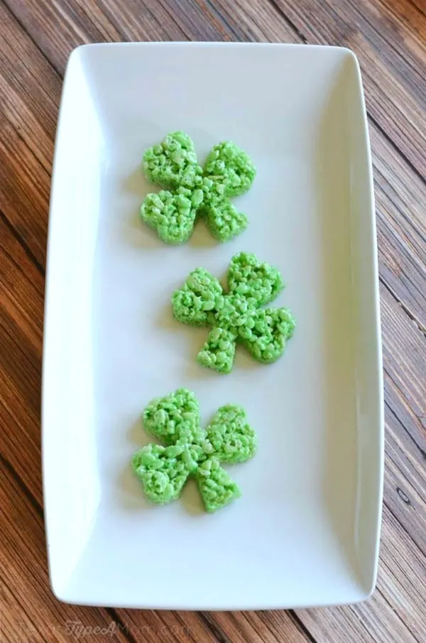 Easy Shamrock Rice Krispies Treats Recipe and Tutorial #stpatricksday #stpatricksdayrecipes #shamrockfood #greenfood #ricekrispiestreats #holidayricekrispies #easydesserts #easyrecipes #kidrecipes