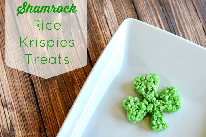 Easy Shamrock Rice Krispies Treats Recipe and Tutorial #stpatricksday #stpatricksdayrecipes #shamrockfood #greenfood #ricekrispiestreats #holidayricekrispies #easydesserts #easyrecipes #kidrecipes