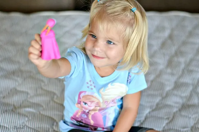 Cupcake playing with Frozen toys 3 #FrozenFun #shop