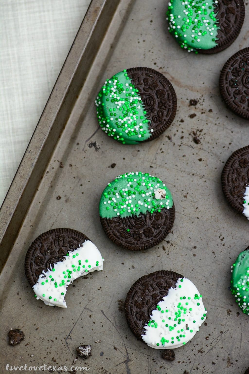 Looking for a last minute, yet easy St. Patrick's Day treat recipe? Check out these Chocolate Dipped Oreos for your party or a festive after school snack! #stpatricksday #stpatricksdayrecipes #stpatricksdaydesserts #stpatricksdayforkids #stpatricksdaycookies #easyrecipes #easydesserts #dessertsforkids