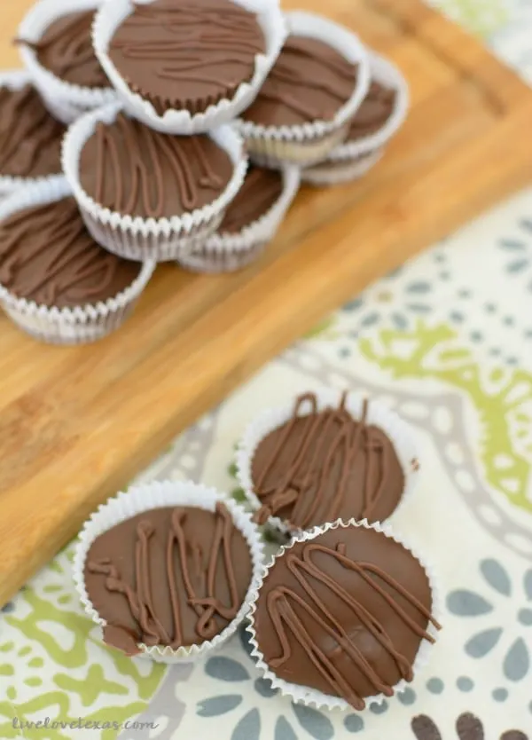 This Chocolate Chip Cookie Dough Cups recipe combines your favorite guilty pleasure...chocolate chip cookie dough hidden inside one of your favorite candies. But these no bake, edible chocolate chip cookie dough is completely safe to eat and will undoubtedly melt in your mouth.