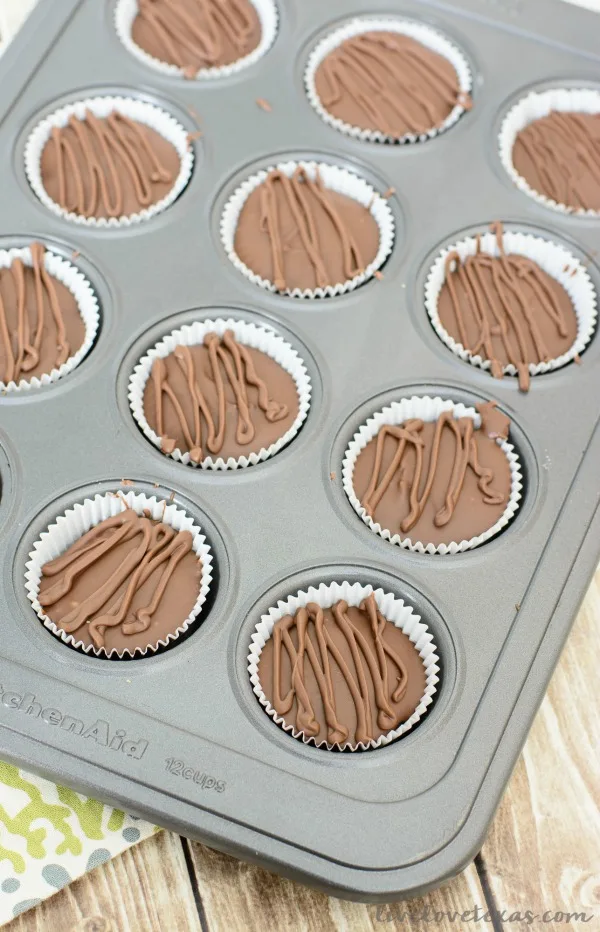 This Chocolate Chip Cookie Dough Cups recipe combines your favorite guilty pleasure...chocolate chip cookie dough hidden inside one of your favorite candies. But these no bake, edible chocolate chip cookie dough is completely safe to eat and will undoubtedly melt in your mouth.