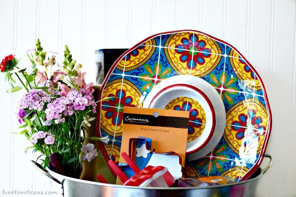 The weather is heating up and summer is just around the corner! Surprise mom this year with a gift that's practical, but fun like this Texas Summer Entertaining Gift Basket! #HEBMoms #ad