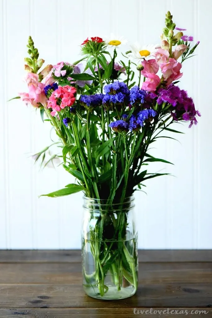 The weather is heating up and summer is just around the corner! Surprise mom this year with a gift that's practical, but fun like this Texas Summer Entertaining Gift Basket! #HEBMoms #ad