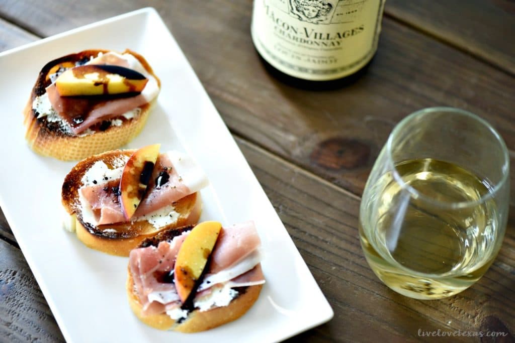 This Easy Crostini recipe with Goat Cheese Prosciutto and Peaches is the perfect appetizer for summer entertaining! 