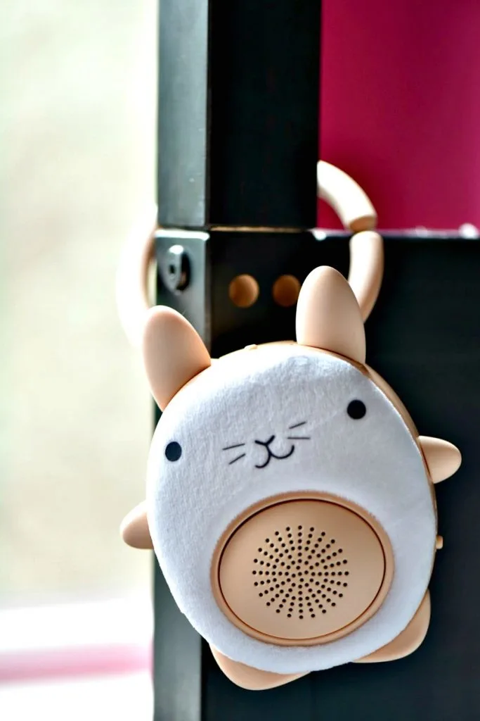 soundbub-hanging-on-bed