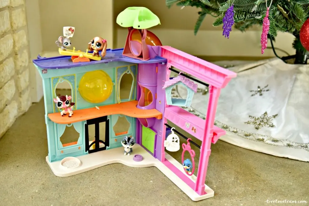 littlest-pet-shop-pet-shop-playset-backside