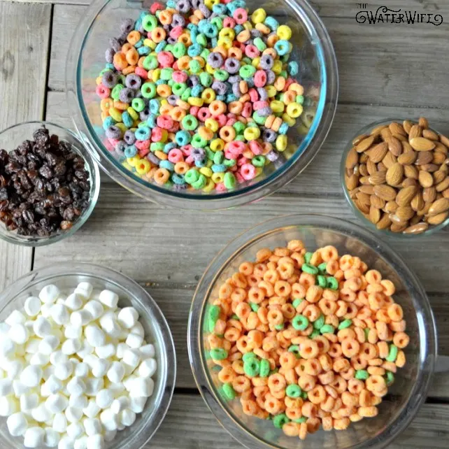 This is a simple and yummy trail mix to use as an easy on the go snack or for school lunches!