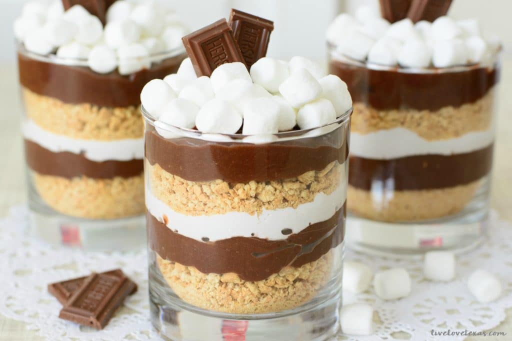Getting the flavor of your favorite summer flavors has never been easier with this easy no cook s'mores parfait recipe. No cooking and only 6 ingredients to an easy dessert!