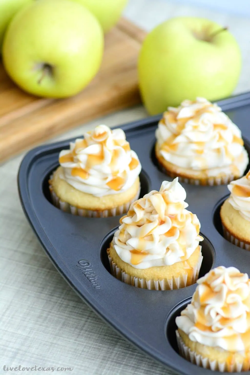 When you think of fall, what flavors come to mind? Apples and caramel are two of my favorites and combined in this easy Caramel Apple Cupcakes recipe! #cupcake #cupcakes #easycupcakes #caramel #apple #caramelaple #fallcupcakes #cupcakerecipes #applerecipes #caramelrecipes #apple #recipe #recipes #fallrecipes #thanksgivingfood 