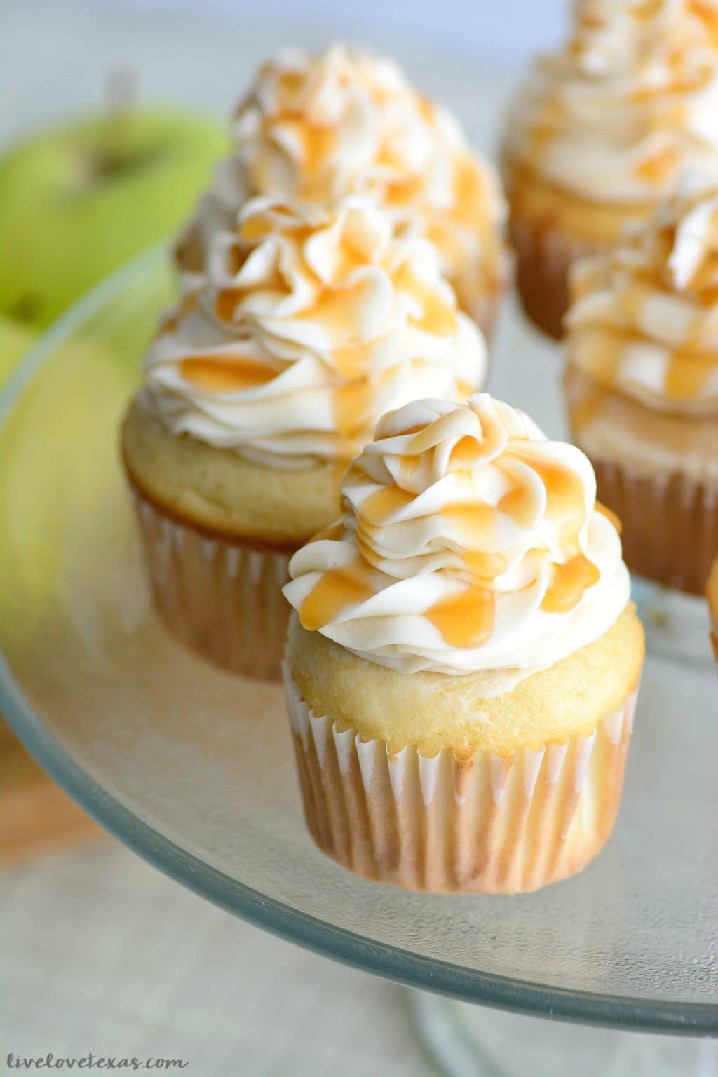 When you think of fall, what flavors come to mind? Apples and caramel are two of my favorites and combined in this easy Caramel Apple Cupcakes recipe! #cupcake #cupcakes #easycupcakes #caramel #apple #caramelaple #fallcupcakes #cupcakerecipes #applerecipes #caramelrecipes #apple #recipe #recipes #fallrecipes #thanksgivingfood 