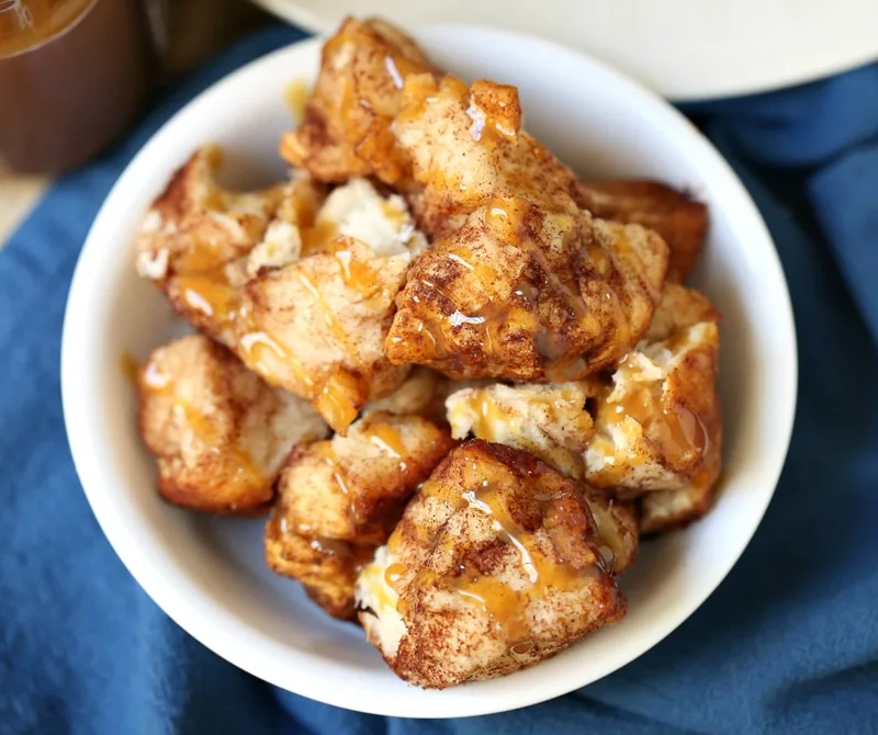 This Easy Monkey Bread Recipe uses only six ingredients to make a delicious and seasonal Apple Cinnamon Monkey Bread!&nbsp;