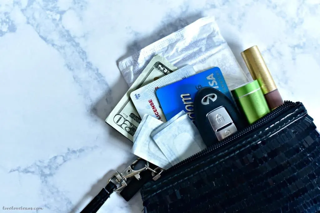Don't spend the night out on the town without the essentials. Here's what to carry in your purse for a girls night out so you're prepared for anything!