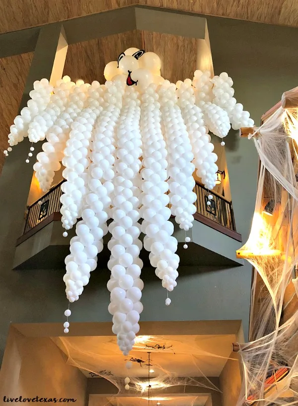 From a weekend trip with your family or four to a family reunion, this is everything you need to know about Great Wolf Lodge Grapevine Texas review.