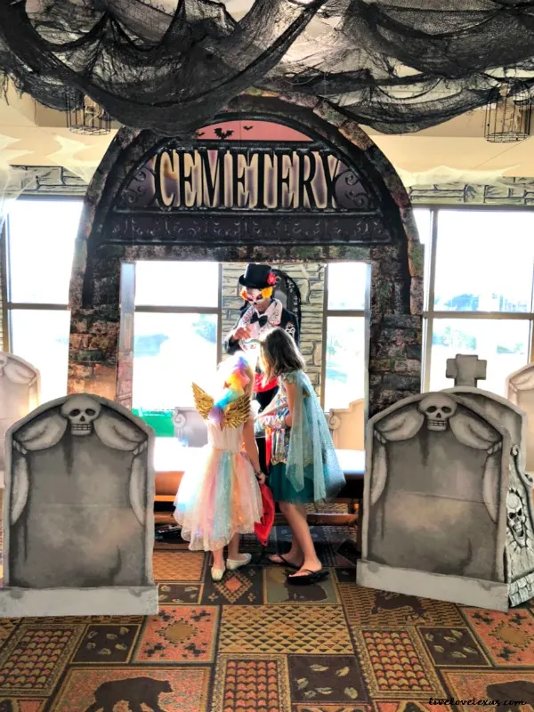 From a weekend trip with your family or four to a family reunion, this is everything you need to know about Great Wolf Lodge Grapevine Texas review.