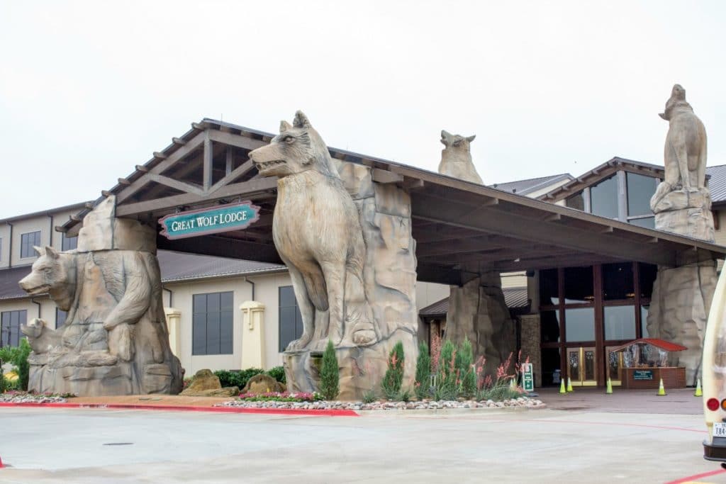 From a weekend trip with your family or four to a family reunion, this is everything you need to know about Great Wolf Lodge Grapevine Texas review.