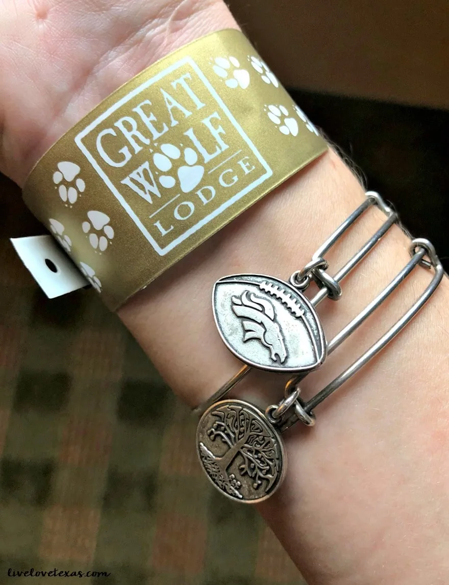 From a weekend trip with your family or four to a family reunion, this is everything you need to know about Great Wolf Lodge Grapevine Texas review.