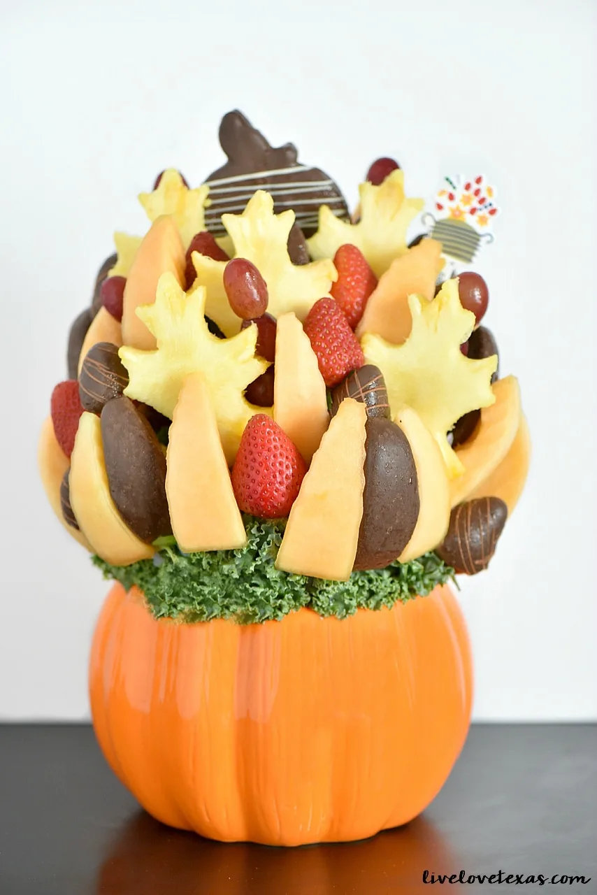 Don't let stress or worry keep you from enjoying the holidays. Just follow this essential guide of the best holiday dinner hosting tips!