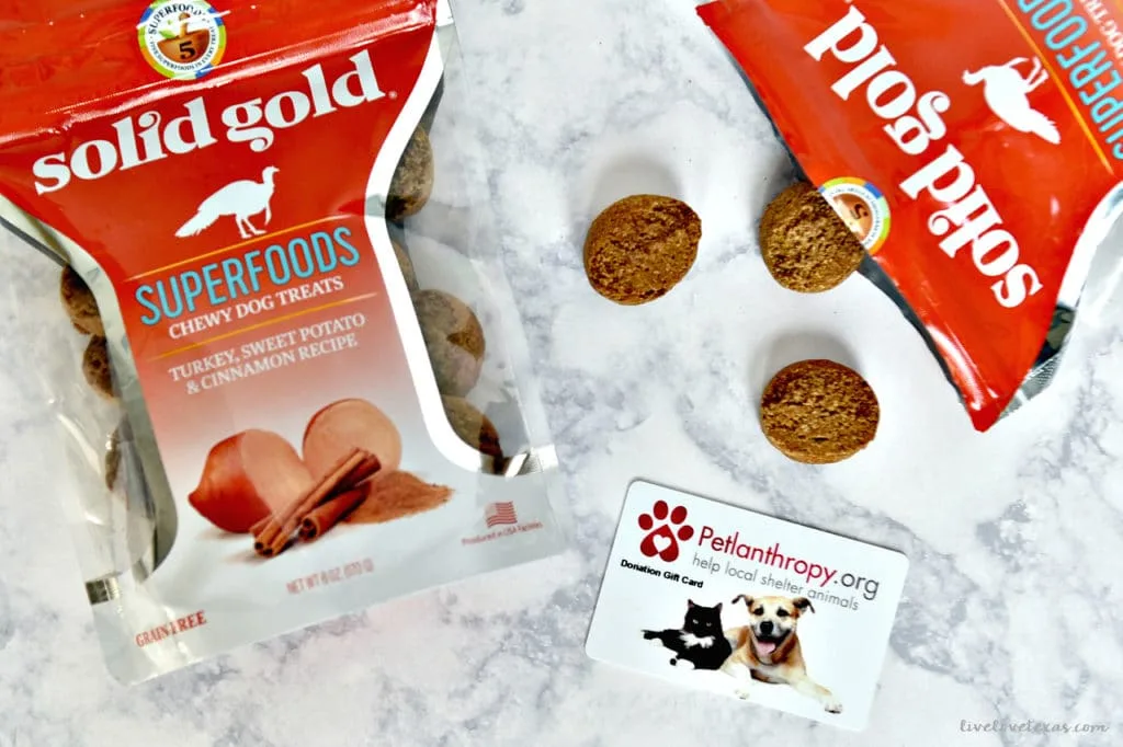 Don't let stress or worry keep you from enjoying the holidays. Just follow this essential guide of the best holiday dinner hosting tips!