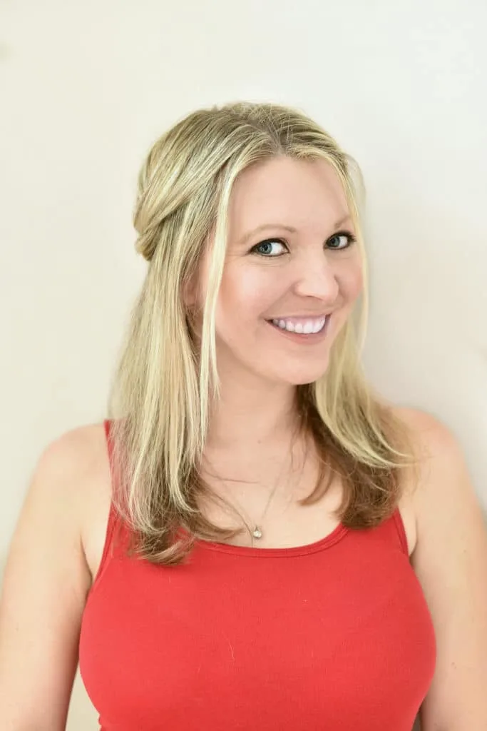 Take your hair game to the next level with this easy half crown hair twist tutorial. A simple style that doesn't require heat, but that looks feminine without any advanced skills.