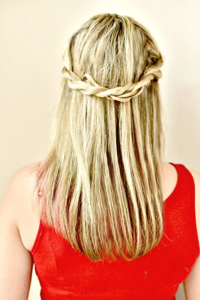 Take your hair game to the next level with this easy half crown hair twist tutorial. A simple style that doesn't require heat, but that looks feminine without any advanced skills.