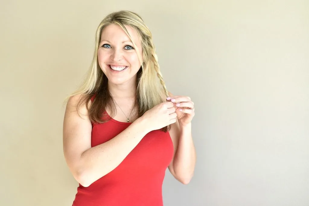 Take your hair game to the next level with this easy half crown hair twist tutorial. A simple style that doesn't require heat, but that looks feminine without any advanced skills.