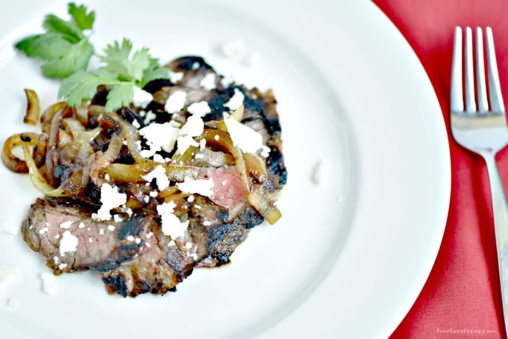 Whether you're looking for meal plan inspiration or something to serve on Cinco De Mayo, you can get a taste of Texas with this simple carne asada recipe. #carneasada #carneasadarecipe #texmex #cincodemayo #mexicanrecipes #beefrecipes #steakrecipes