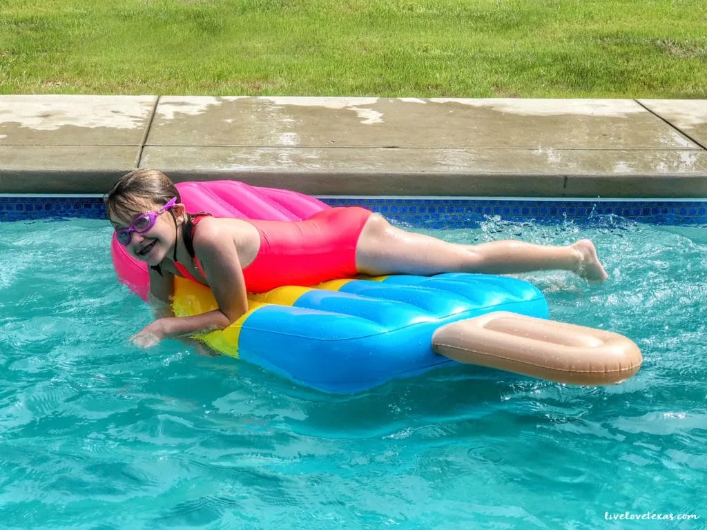 The weather is heating up and the entertaining season is back again. Use these 10 Tips for Throwing a Great Outdoor Party in Summer & Spring for a stress-free get-together!