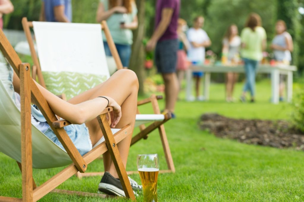 The weather is heating up and the entertaining season is back again. Use these 10 Tips for Throwing a Great Outdoor Party in Summer & Spring for a stress-free get-together!