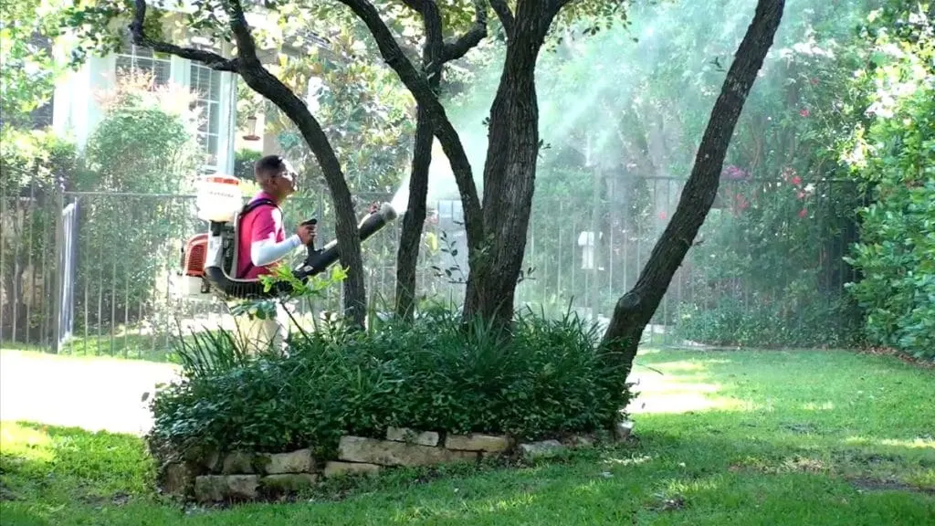 The weather is heating up and the entertaining season is back again. Use these 10 Tips for Throwing a Great Outdoor Party in Summer & Spring for a stress-free get-together!