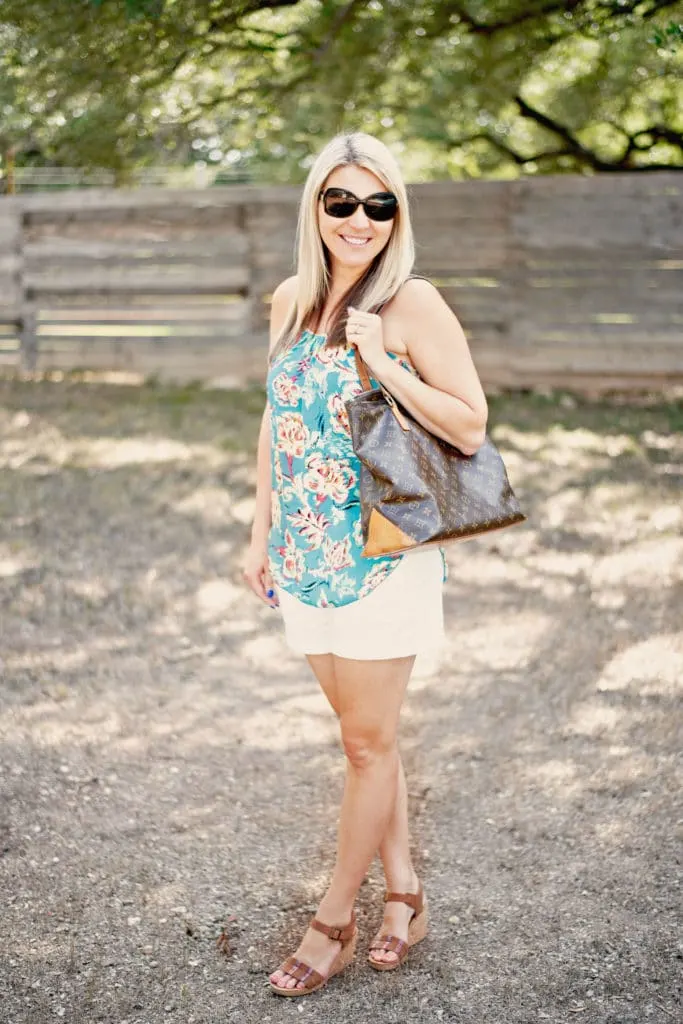 Summer is officially here. Have everything you need to feel confident no matter where the day takes you with these 5 Stay Fresh Purse Essentials for Summer! 