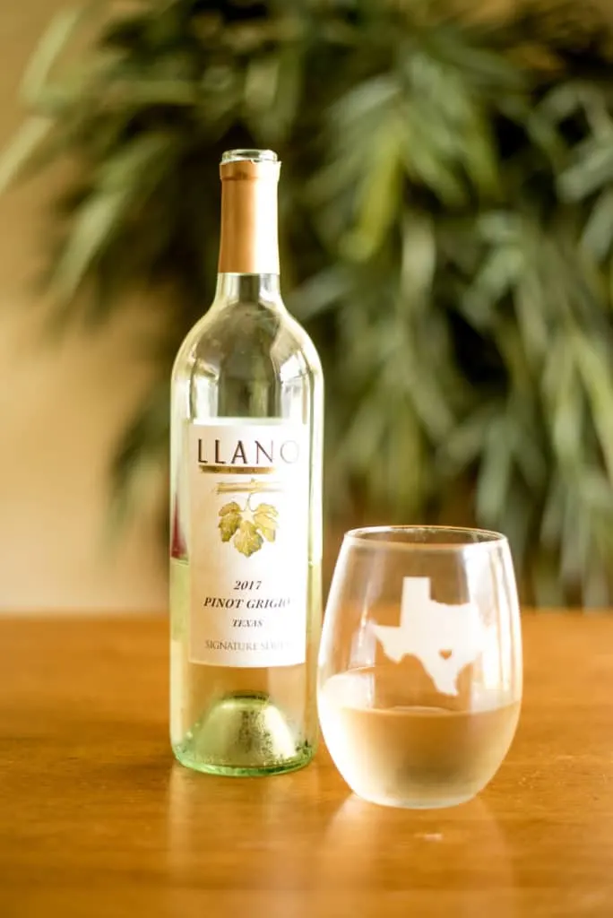 This easy recipe for peach sangria white wine freezer pops with Llano Estacado Wine will keep you cool with a mixture of Texas wine and peaches!&nbsp;
