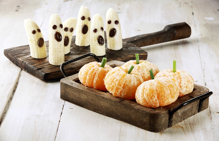 Healthy Halloween Snacks: Banana Ghosts and Clementine Pumpkins