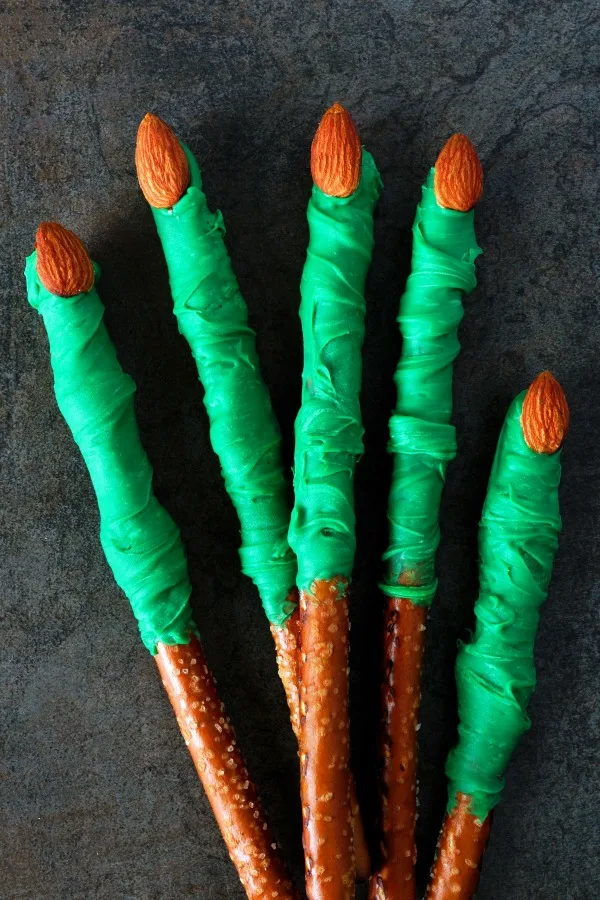 halloween-pretzel-witches-fingers