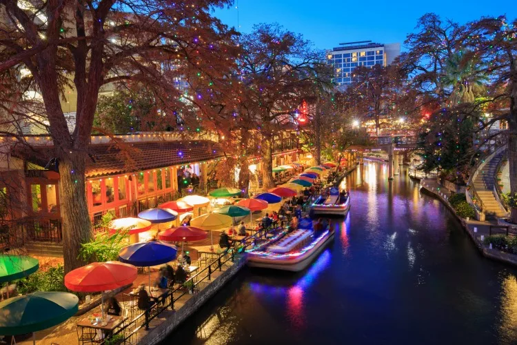Get in the holiday spirit with the 10 best Christmas towns in Texas! All of the decorations, lights, and even snow to feel Christmas all season long! #christmasintexas #texaschristmas #christmastowns #snowintexas #christmaslightstexas